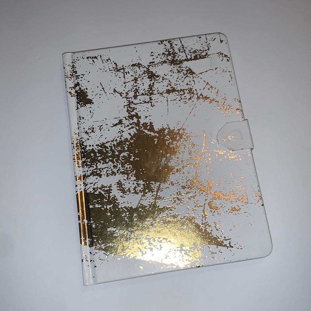 White & Gold Lined Magnetic Close Notebook 📒